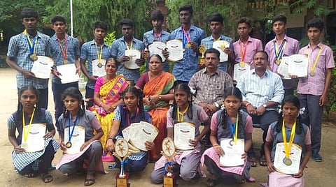 தடகளப் போட்டியின் பல்வேறு பிரிவுகளில் வெற்றி பெற்ற மாணவ, மாணவிகளுடன், தலைமை ஆசிரியை பரிமளா, உடற்கல்வி இயக்குநர் முருகேசன், உடற்கல்வி ஆசிரியர்கள் சுரேஷ், பத்மாவதி ஆகியோர்.