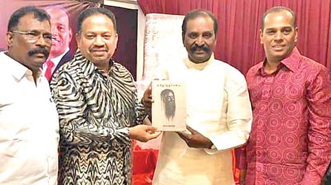 மலேசியா கோலாலம்பூரில் கவிஞர் வைரமுத்துவின் தமிழாற்றுப்படை நூலை மலேசிய நாடாளுமன்றத்தின் சபாநயகர் டான் விக்னேஷ்வரன் அறிமுகம் செய்கிறார். உடன், முன்னாள் அமைச்சரும் நாடாளுமன்ற உறுப்பினருமான டத்தோ சரவணன், மலேசிய எழுத்தாளர் சங்கத் தலைவர் இராஜேந்திரன், வெற்றித்தமிழர் பேரவை வி.பி.குமார்.