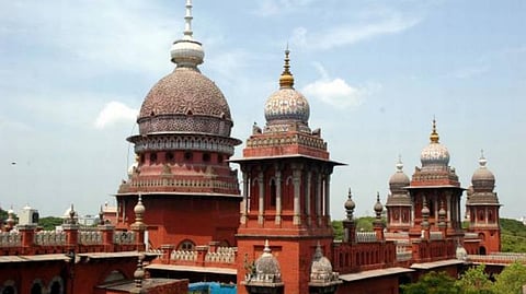 ஹெல்மெட் அணியாதது மட்டுமே உயிரிழப்புகளுக்கு காரணமல்ல: சாலைகளை சீரமைக்க நீதிபதிகள் உத்தரவு 