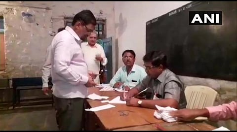 எடியூரப்பா அரசின் தலைவிதியை நிர்ணயிக்கும் இடைத்தேர்தல்: 15 தொகுதிகளில் வாக்குப்பதிவு