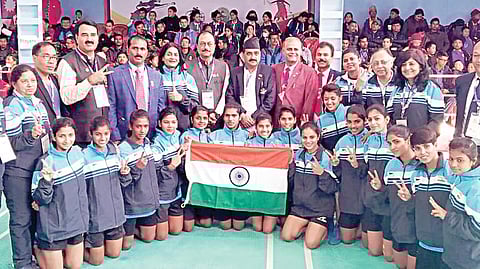 நேபாளத்தில் நடைபெற்று வரும் 13வது தெற்காசிய விளையாட்டில் கோ-கோவில் தங்கப் பதக்கம் வென்ற இந்திய மகளிர் அணியினர்.