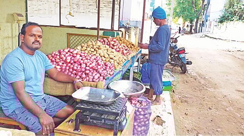 ஓசூர் உழவர் சந்தை சாலையில் உள்ள காய்கறி கடையில் வெங்காய விற்பனையில் ஈடுபட்டுள்ள வியாபாரி. படம்: ஜோதி ரவிசுகுமார்