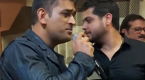 தோனி பாடிய பாடல்: வைரலான வீடியோ