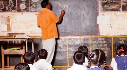 30 ஆண்டு பணிக்காலத்தை நிறைவு செய்த ஆசிரியர்களுக்கு கட்டாய ஓய்வு: துறைவாரியாக தமிழக அரசு ஆய்வு