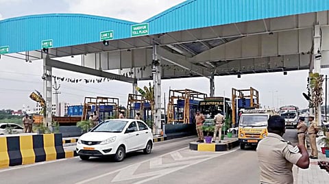 தனி விதிகள் இல்லாததால் ஒரு கி.மீ.க்கு ஒரு ‘டோல்கேட் ’ திறப்பீர்களா? - தமிழக அரசுக்கு உயர் நீதிமன்றம் கேள்வி