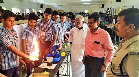 ராஜபாளையம் அன்னப்பராஜா பள்ளியில் கலை, அறிவியல் கண்காட்சி: பார்வையாளர்களை கவர்ந்த இயந்திர மனிதன்