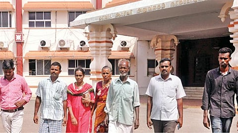 சூடான் தீவிபத்தில் இறந்துவிட்டதாக கூறப்படும் நிலையில் நாகை பொறியியல் பட்டதாரி உயிருடன் இருப்பதாக தந்தை தகவல்: மீட்டுத் தர நடவடிக்கை எடுக்கக் கோரி ஆட்சியரிடம் மனு