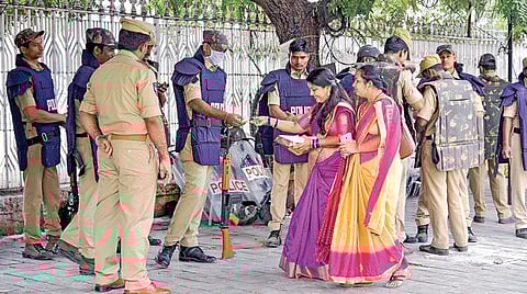 ஹைதராபாத்தில் டாக்டர் பிரியங்கா கொலை வழக்கில் நடத்தப்பட்ட என்கவுன்ட்டருக்கு ஆதரவு தெரிவித்து போலீஸாருக்கு இனிப்பு வழங்கும் அப்பகுதி பெண்கள்.