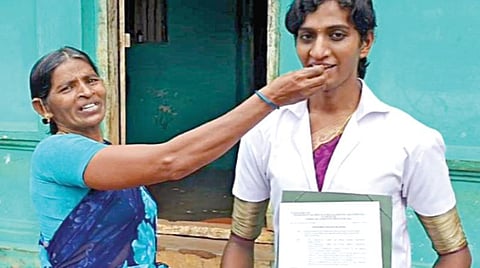 அரசு செவிலியராக பணி நியமனம் பெற்ற திருநங்கை அன்பு ரூபிக்கு இனிப்பு வழங்கி மகிழ்ந்த அவரது தாய் தேன்மொழி.