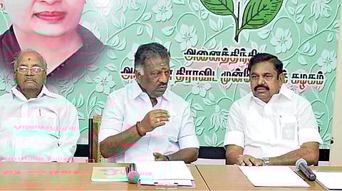 சென்னை ராயப்பேட்டையில் உள்ள அதிமுக தலைமை அலுவலகத்தில் மாவட்டச் செயலாளர்கள் கூட்டம் ஒருங்கிணைப்பாளர் ஓ.பன்னீர்செல்வம், இணை ஒருங்கிணைப்பாளர் பழனிசாமி தலைமையில் நேற்று நடைபெற்றது. உடன் அவைத் தலைவர் மதுசூதனன், துணை ஒருங்கிணைப்பாளர்கள் கே.பி.முனுசாமி, ஆர்.வைத்திலிங்கம்