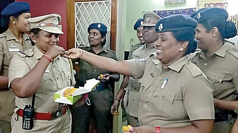 தேசிய அளவிலான தர வரிசையில் தேனி அனைத்து மகளிர் காவல் நிலையம் 4-வது இடம் பெற்றதற்காக, ஆய்வாளர் மங்கையர் திலகத்துக்கு இனிப்பு ஊட்டும் பெண் காவலர்கள்