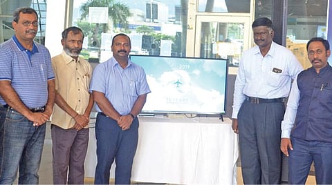 சர்வதேச சிவில் விமான போக்குவரத்து நிறுவனத்தின் (ஐசிஏஓ) 75-வது ஆண்டு விழா சென்னை விமான நிலையத்தில் நேற்று கொண்டாடப்பட்டது. இதன் தொடக்க நிகழ்ச்சியில் ஐசிஏஓ அமைப்பின் சிறப்புகள் தொடர்பான குறும்படம் வெளியிடப்பட்டது. அதில் சென்னை விமான நிலையத்தின் இயக்குநர் சி.வி.தீபக், விண்வெளி, வானவியல் மற்றும் விமானப் போக்குவரத்து நிறுவனத்தின் துணைத்தலைவர் (ஐஏஏஏ) டி.கே.சுந்தரமூர்த்தி, இந்துஸ்தான் அறிவியல் மற்றும் தொழில்நுட்ப நிறுவனத்தின் மாணவர் திட்ட இயக்குநர் சி.எஸ்.கருணாகரன், நிகழ்ச்சி ஒருங்கிணைப்பாளர் முருகானந்தம், இந்திய விமான நிலையங்களின் ஆணையத்தின் சங்கத்தலைவர் சி.ஜார்ஜ் உள்ளிட்டோர் கலந்துகொண்டனர்.