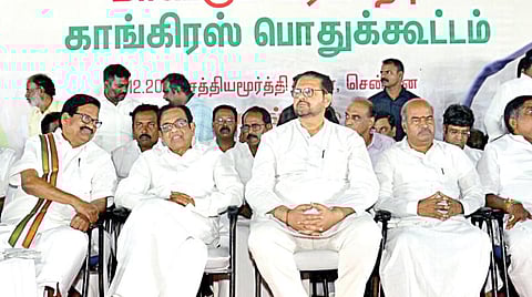 முன்னாள் மத்திய நிதி அமைச்சர் ப.சிதம்பரம் கலந்து கொண்ட பொதுக்கூட்டம் சென்னை சத்தியமூர்த்தி பவனில் நேற்று நடைபெற்றது. இதில், தமிழக காங்கிரஸ் தலைவர் கே.எஸ்.அழகிரி, முன்னாள் தலைவர்கள் எம்.கிருஷ்ணசாமி, கே.வீ. தங்கபாலு, கார்த்தி சிதம்பரம் எம்.பி, உள்ளிட்டோர் கலந்து கொண்டனர்.