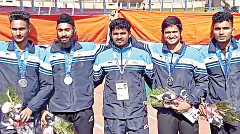 4X400 மீட்டர் தொடர் ஓட்டத்தில் வெள்ளிப் பதக்கம் வென்ற இந்திய அணி.