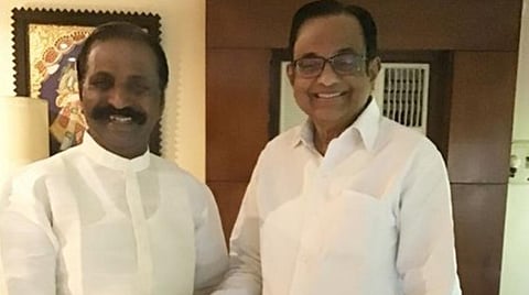 சிதம்பரத்தைப் பார்த்தேன்; சிந்தனைச் சிரிப்பைக் கேட்டேன்: வைரமுத்து ட்வீட்