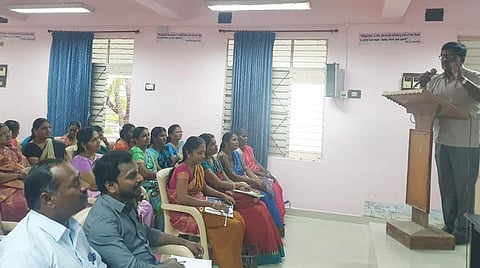 மாணவர்களுக்கு ஆங்கிலப் பேச்சுப் பயிற்சி அளிக்க தொடக்கப் பள்ளி ஆசிரியர்களுக்கு சிறப்பு பயிற்சி