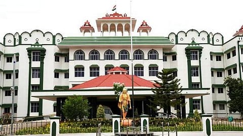 பூலித்தேவன் தளபதி வெண்ணி காலாடிக்கு மணிமண்டபம் கட்டப்படுமா?- உள்துறை செயலர் பதிலளிக்க உத்தரவு