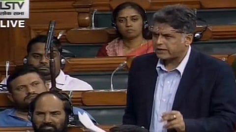 மக்களவையில் நடந்த விவாதத்தின்போது காங்கிரஸ் எம்.பி. மணிஷ் திவாரி பேசிய காட்சி | படம்: ஏஎன்ஐ