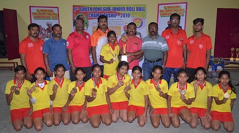 தென்னிந்திய ரோல்பால் போட்டியில் கோப்பையை வென்ற தமிழக மாணவிகள்