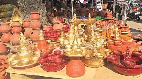 திருப்பூர் தாராபுரம் சாலையில் கலைநயமிக்க வேலைப்பாடுகளுடன் பல்வேறு வடிவங்களில் விற்பனைக்கு வைக்கப்பட்டிருந்த அகல் விளக்குகள்.