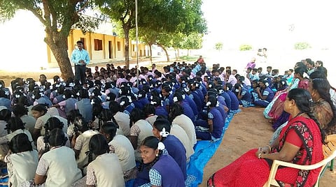 வேப்பலோடை அரசு பள்ளியில் எய்ட்ஸ் குறித்து விழிப்புணர்வு கருத்தரங்கு