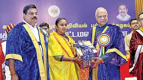 தமிழ்நாடு கால்நடை மருத்துவ அறிவியல் பல்கலை.யின் 21-ம் ஆண்டு பட்டமளிப்பு விழா சென்னை வேப்பேரியில் உள்ள கால்நடை மருத்துவக் கல்லூரியில் நேற்று நடைபெற்றது. ஒரத்தநாடு மாணவி ஜி.ஆனந்திக்கு பட்டத்துடன் 17 தங்கப் பதக்கம், ரூ.10 ஆயிரம் ரொக்கப் பரிசை வழங்குகிறார் ஆளுநர் பன்வாரிலால் புரோஹித். உடன் கால்நடை துறை அமைச்சர் கே.ராதாகிருஷ்ணன், துணைவேந்தர் சி.பாலச்சந்திரன், தேசியப் பால்வள வாரியத்தின் தலைவர் திலிப் ரத் உள்ளிட்டோர். படம்: க.ஸ்ரீபரத்