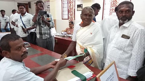 ஊர்கூடி கேட்டதால் ஊராட்சித் தலைவர் பதவிக்கு வேட்புமனு தாக்கல் செய்த திருநங்கை: விருதுநகரில் சுவாரஸ்யம்