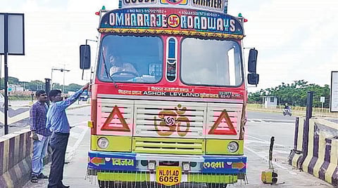 சுங்கச்சாவடியை கடக்கும் லாரிக்கு பாஸ்டேக் விநியோகிக்கும் அதிகாரிகள்.(அடுத்தபடம்) 'மை பாஸ்டேக்' செயலி