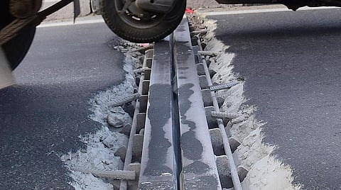 அவிநாசி சாலை மேம்பாலத்தில் வாகனங்களின் டயர்களை பதம் பார்க்கும் இரும்புத் தகடு