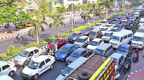 காப்பீடு செய்யாத வாகனம் விபத்து ஏற்படுத்தினால் அதை விற்று பாதிக்கப்பட்டவருக்கு இழப்பீடு தரலாம்: இழப்பீட்டு தீர்ப்பாய சட்டத்தை திருத்தியது தமிழக அரசு