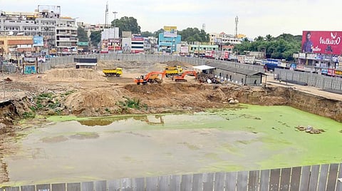 திருநெல்வேலி சந்திப்பு பழைய பேருந்து நிலையத்தை ரூ.78.99 கோடியில் மறுகட்டமைப்பு செய்து பொலிவுறு பேருந்து நிலையமாக்கும் திட்டப்பணி ஓராண்டு கழித்து மீண்டும் தொடங்கியுள்ளது. படம் மு. லெட்சுமி அருண்