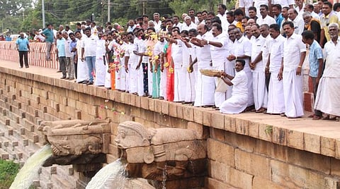 வைகையில் இருந்து திறந்துவிடப்பட்ட தண்ணீர் மதுரை தெப்பக்குளம் வந்ததடைந்ததை மலர் தூவி வரவேற்கும் அமைச்சர் செல்லூர் ராஜூ| படம்: எஸ்.கிருஷ்ணமூர்த்தி