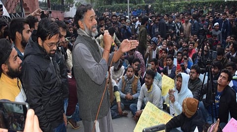 படவிளக்கம்: உபியின் அலிகர் முஸ்லிம் பல்கலைகழக மாணவர்கள் நடத்திய போராட்டத்தில் ஸ்வராஜ் அபியான் கட்சியின் தலைவர் யோகேந்தர் யாதவ் உரையாற்றுகிறார். அருகில் கோரக்பூர் மருத்துவர் கபீல்கான்