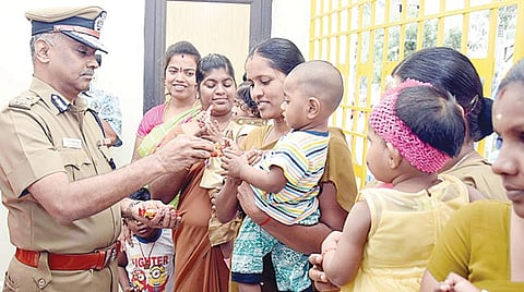 குழந்தைகள் நல காப்பகத்துக்கான புதிய கட்டிடத்தை ராஜரத்தினம் விளையாட்டரங்கில் சென்னை காவல் ஆணையர் ஏ.கே.விஸ்வநாதன் நேற்று திறந்துவைத்து பெண் காவலர்களின் குழந்தைகளுக்கு இனிப்புகளை வழங்கினார்.