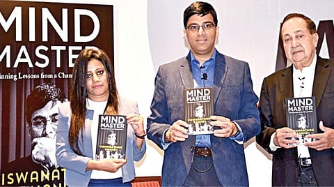 ‘செஸ் மாஸ்டர்’ விஸ்வநாதன் ஆனந்த், பத்திரிகையாளர் சூசன் நினான் இணைந்து எழுதிய ‘மைண்ட் மாஸ்டர்’ நூல் வெளியீட்டு விழா சென்னையில் நேற்று நடைபெற்றது. இதில், ‘இந்து’ என்.ராம் சிறப்பு விருந்தினராக பங்கேற்று நூலை வெளியிட்டார்.படம்: ம.பிரபு