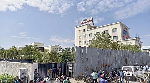 சேலத்தில் நகை கொள்ளை நடந்த பங்களா வளாகம். படம்: எஸ்.குரு பிரசாத்