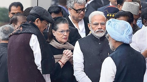 கடந்த 2001-ல் நாடாளுமன்றத்தில் தீவிரவாதிகள் நடத்திய தாக்குதலில் இறந்த வீரர்களுக்கு அஞ்சலி செலுத்தும் நிகழ்ச்சி நாடாளுமன்ற வளாகத்தில் நேற்று நடந்தது. இதில் குடியரசு துணைத் தலைவர் வெங்கய்ய நாயுடு, பிரதமர் நரேந்திர மோடி, முன்னாள் பிரதமர் மன்மோகன் சிங், காங்கிரஸ் தலைவர் சோனியா காந்தி உள்ளிட்டோர் கலந்து கொண்டு அஞ்சலி செலுத்தினர்.படம்: பிடிஐ