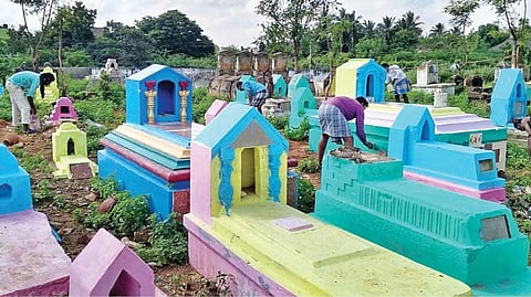 தஞ்சாவூர் மாரிக்குளம் சுடுகாட்டை நந்தவனத்தைப் போல மாற்றும் பணியில் ஈடுபட்டு வரும் சுடுகாடு சீரமைப்பு குழுவினர்.