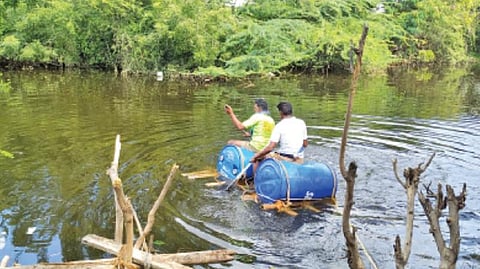 மிதவை மூலமாக இளைஞரை தேடும் பணியில் நேற்று ஈடுபட்டிருந்த தீயணைப்புத் துறையினர்.