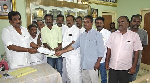 வேட்பாளர் பட்டியலை வெளியிடும் எம்.எல்.ஏ. மூர்த்தி