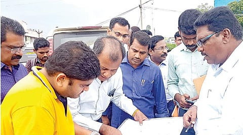 அடையாறு ஆற்றில் மறுசீரமைப்பு பணிகள்: சென்னை மாநகராட்சி ஆணையர் ஆய்வு