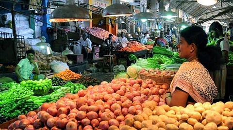 கோயம்பேடு சந்தையில் கிலோ ரூ.12-க்கு தக்காளி: வெங்காயம் கிலோ ரூ.100 ஆக நீடிப்பு