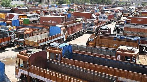 அனைத்து பாதைகளிலும் பாஸ்டேக் முறை கூடாது; சுங்கச்சாவடிகளில் ரொக்க பணம் செலுத்த தனிப்பாதை எப்போதும் வேண்டும்: மாநில லாரி உரிமையாளர் சம்மேளனம் வலியுறுத்தல்