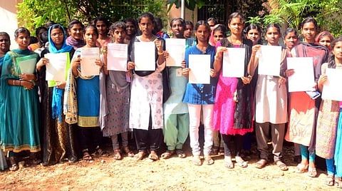 நெல்லையில் இலவச மடிக்கணினி கேட்டு அரசுப்பள்ளி மாணவிகள் ஆட்சியரிடம் மனு