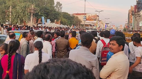 ஷிமோகாவில் விஜய்யைப் பார்க்க திரண்ட கூட்டம்: 'தளபதி 64' படக்குழு அவதி