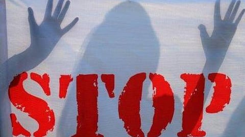 மாணவர்களுக்கு பாலியல் தொல்லை புகார்; பள்ளி முதல்வர், 3 ஆசிரியை மீது போக்சோ சட்டத்தில் வழக்கு: ஆசிரியைகளுக்கு ஆதரவாக பெற்றோர் மறியல்