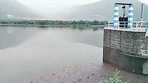 நீர்நிலைகள் தூர்வாராததால் வீணாகும் மழைநீர்