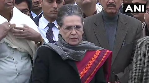 குடியரசுத் தலைவர் மாளிகைக்கு வெளியே நிருபர்களுக்குப் பேட்டிஅளித்த காங்கிரஸ் தலைவர் சோனியா காந்தி | படம்: ஏஎன்ஐ