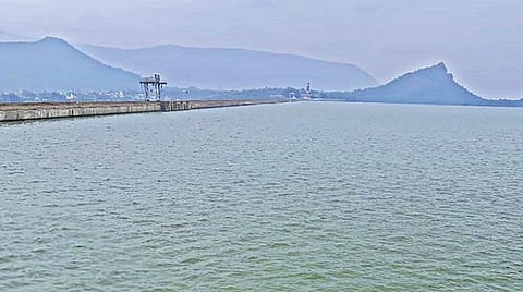 மேட்டூர் அணை நீர்மட்டம் 120 அடியாக நீடித்து வரும் நிலையில், அணை நீர்தேக்க பகுதி கடல்போல காட்சியளிக்கிறது.