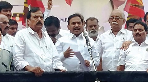 குடியுரிமை திருத்த சட்டத்தைக் கண்டித்து பெரம்பலூரில் நேற்று நடைபெற்ற ஆர்ப்பாட்டத்தில் பேசுகிறார் முன்னாள் மத்திய அமைச்சர் அ.ராசா. உடன், திமுக நிர்வாகிகள்.